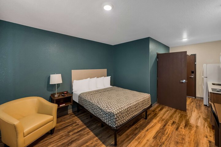Suite Queen Bed (5 of 11)