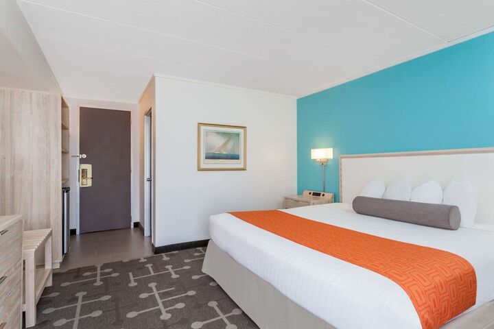 1 King Bed (2 of 7)