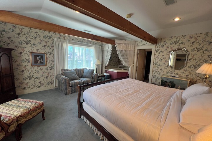 Room 10 of 84