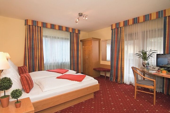 Room 4 of 28