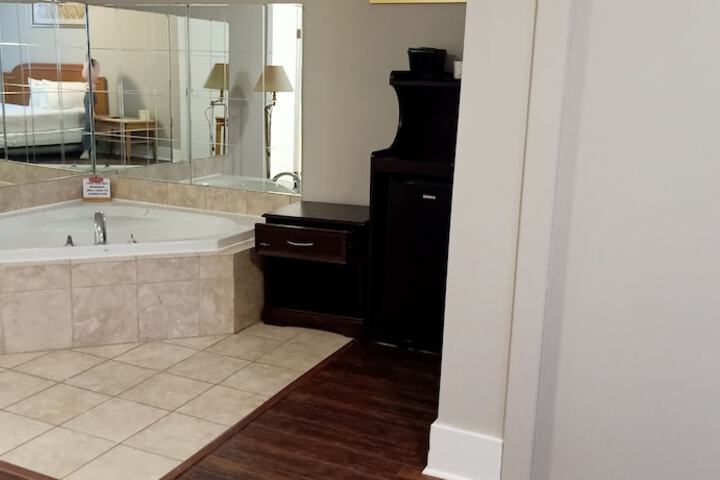 1 Queen Bed (4 of 33)