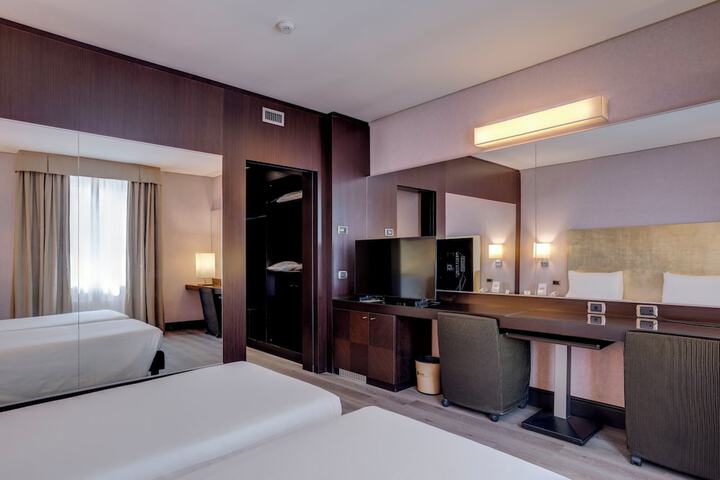 Room 6 of 34