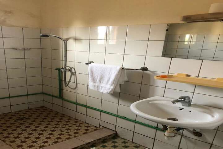 Room 5 of 11