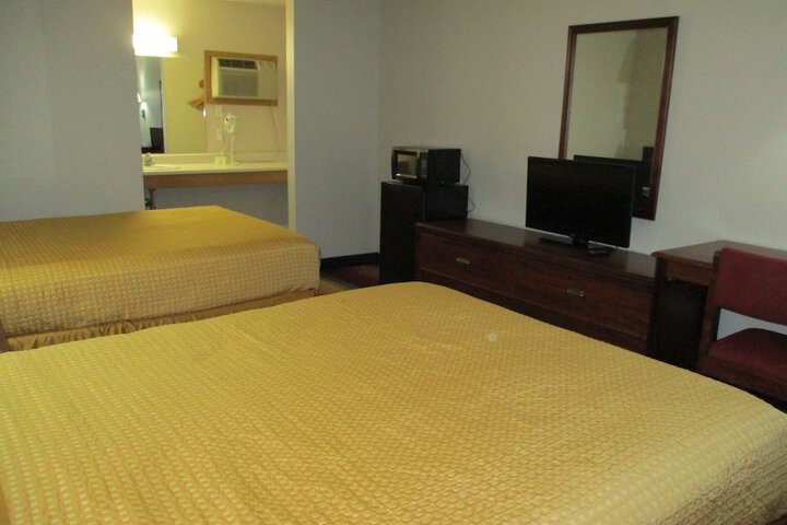 1 Queen Bed (16 of 26)