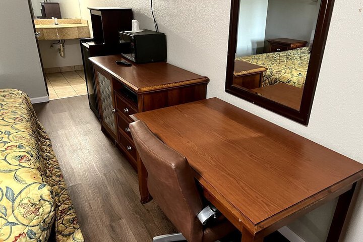 Standard Single Room 1 King Bed (2 of 4)