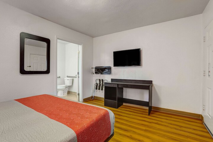 Deluxe Double Bed (9 of 14)