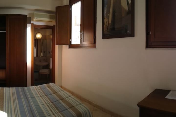 Room 8 of 33