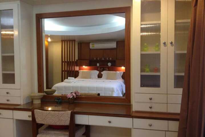 Room 6 of 9