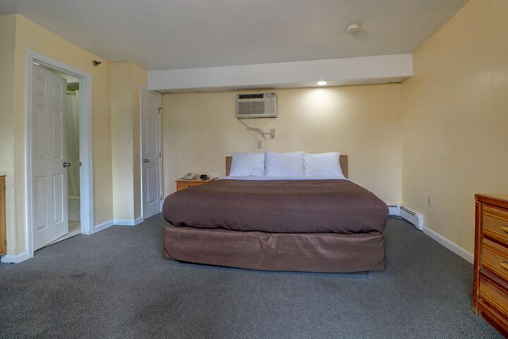Standard | King Bed (3 of 5)