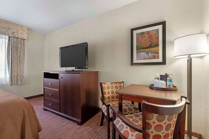 1 Double Bed High Speed Internet Accessible Microwave and Refrigerator, Coffee Maker, Hairdryer Shower Only Full Breakfast (1 of 5)