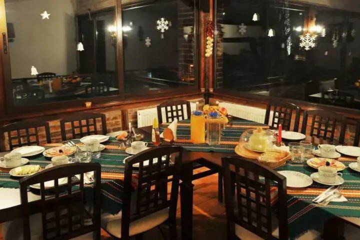 Dining 13 of 16