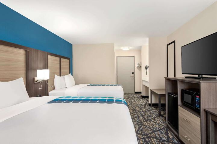 2 Queen Beds (12 of 19)