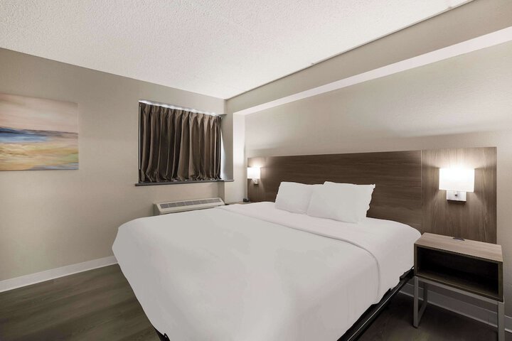 1 King Bed (8 of 20)