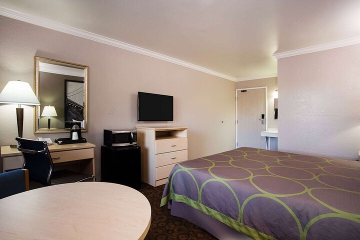 Queen Bed Accessible (3 of 14)