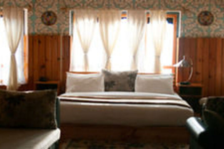 Room 5 of 8