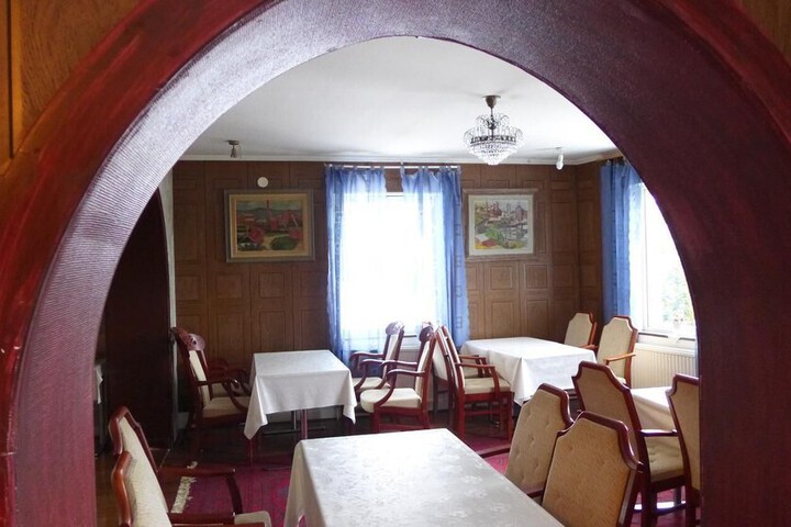 Dining 33 of 50