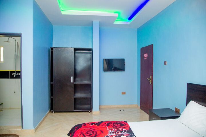 Room 4 of 7