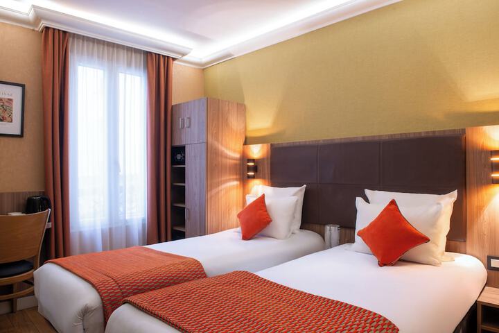 Room 10 of 26