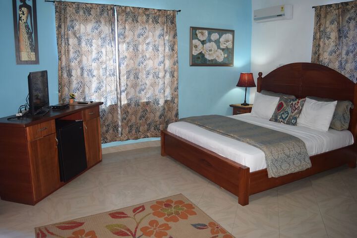 Room 4 of 114