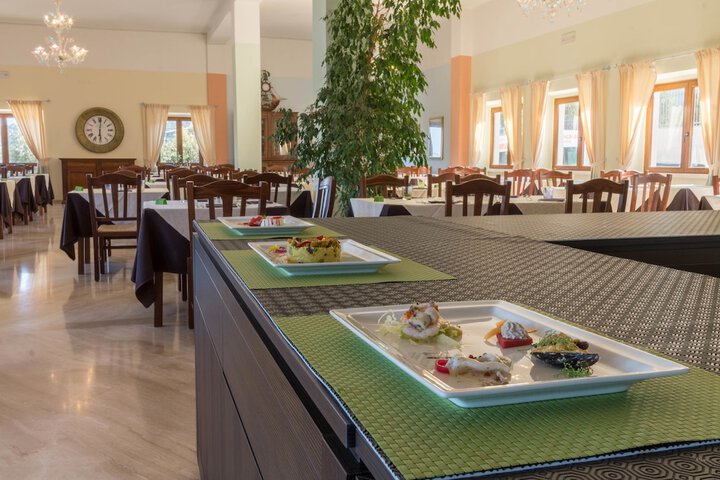 Dining 40 of 54