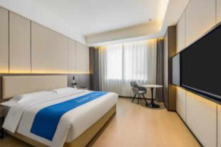 Room 7 of 9