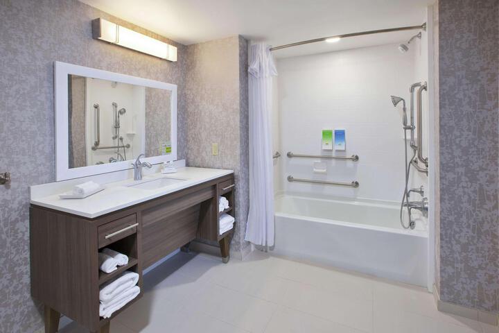 Studio Suite 2 Queen Beds Accessible (2 of 16)
