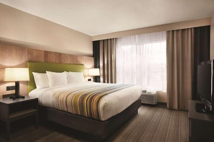 1 King Bed Accessible (3 of 10)