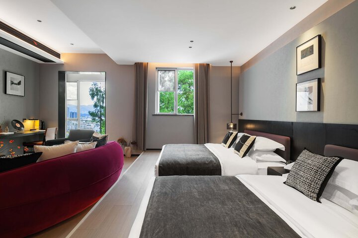 Room 4 of 80