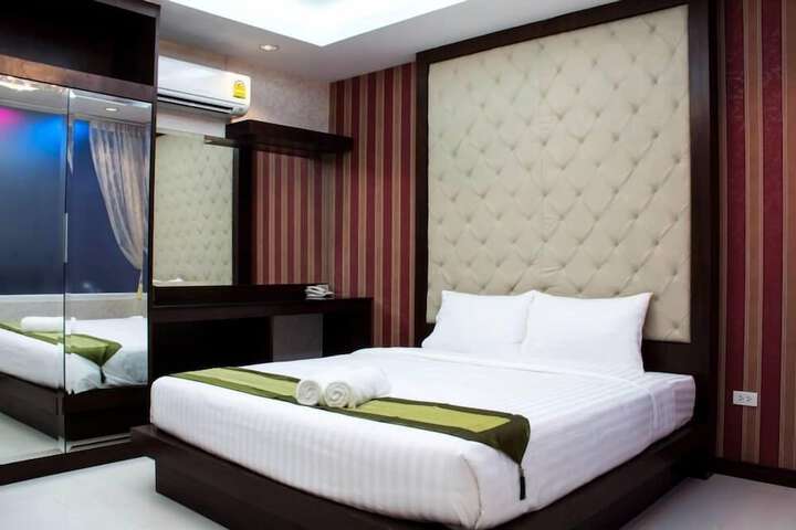 Room 6 of 26
