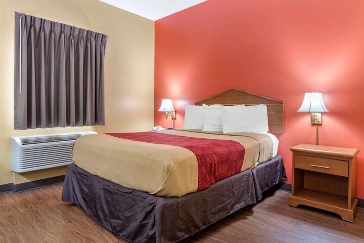 1 Queen Bed Accessible (9 of 10)