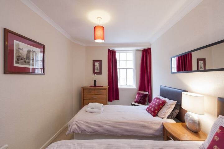 Room 5 of 18