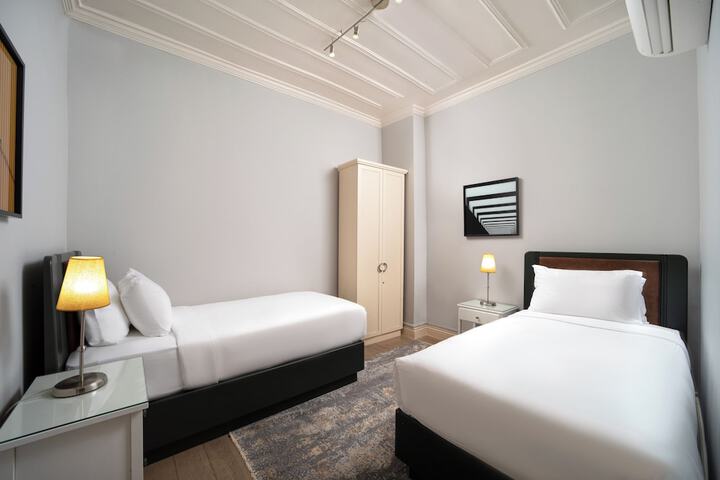 Room 32 of 83