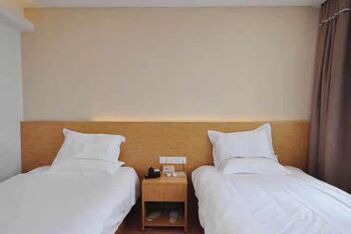 Room 6 of 8