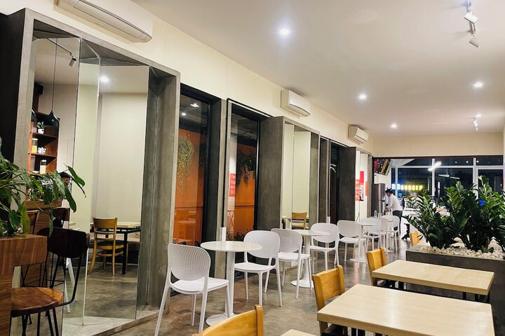 Dining 68 of 79