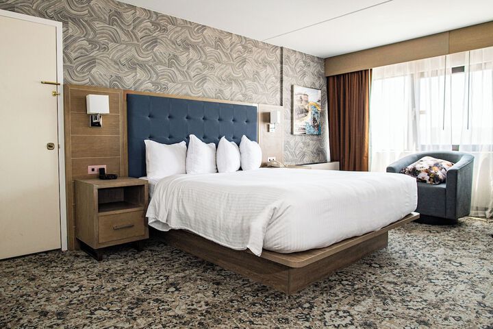 1 Queen Bed (2 of 9)