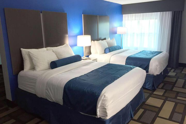 2 Queen Beds Microwave and Refrigerator WiFi Full Breakfast (5 of 6)