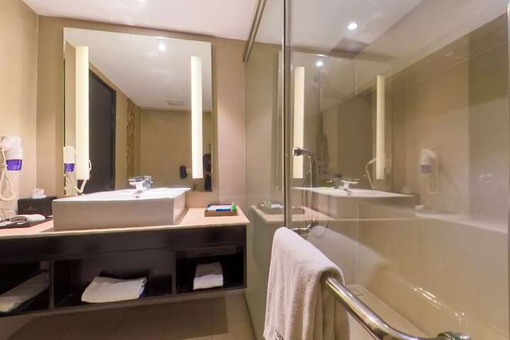 Room 42 of 102