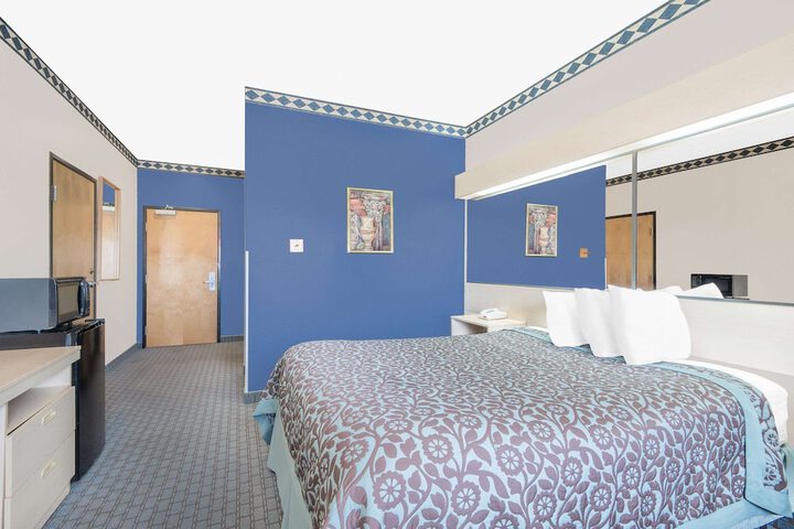 1 Queen Bed (5 of 30)