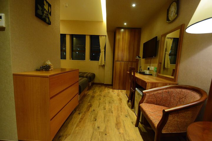 Room 9 of 18