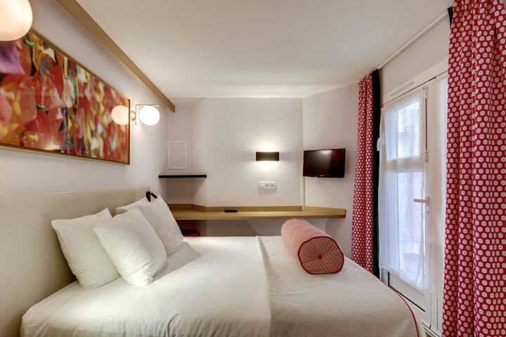 Room 33 of 47