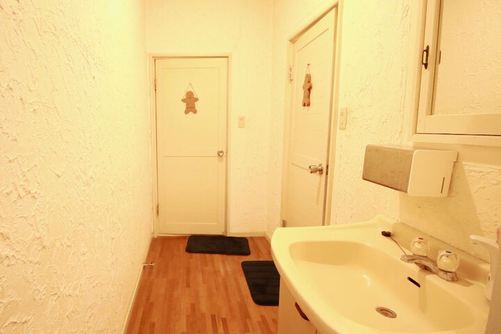 Room 13 of 32