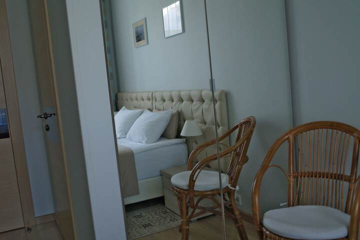 Room 4 of 48