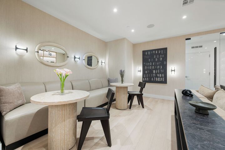 Lounge 605 of 626