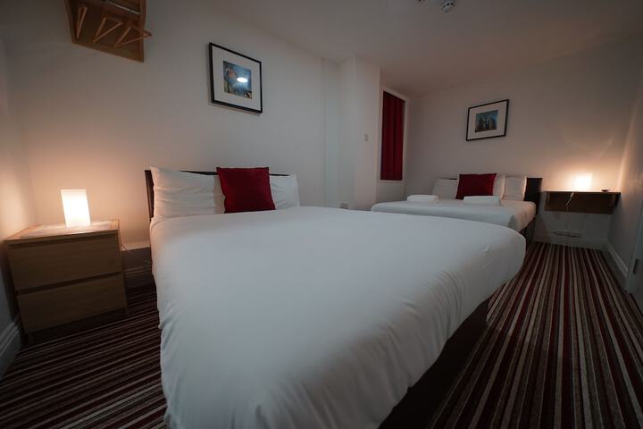Room 9 of 33
