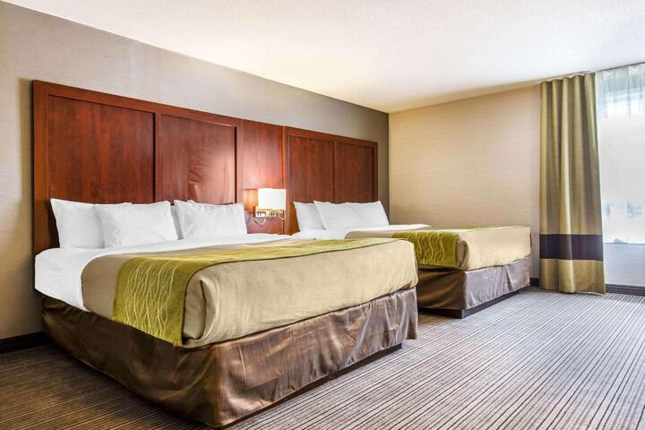 1 Queen Bed Accessible (3 of 14)