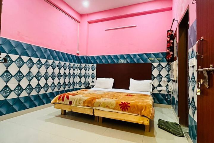 Room 4 of 12