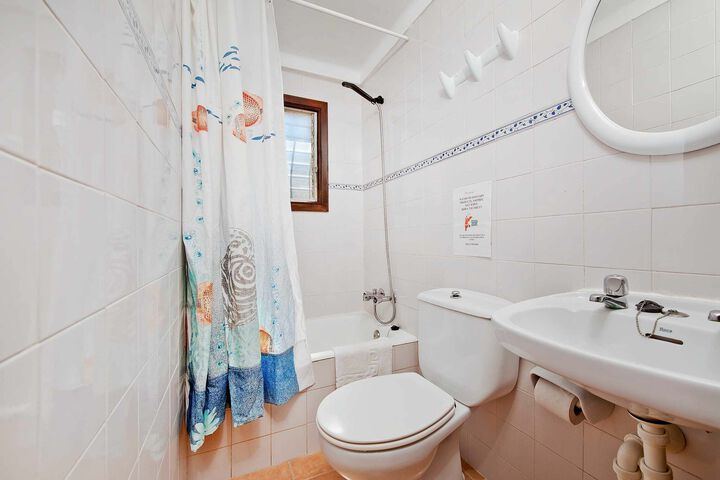Room 3 of 28