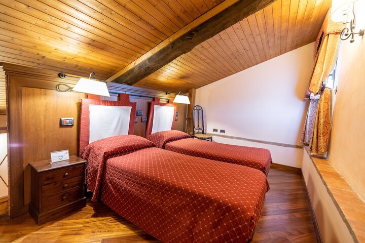 Room 33 of 80