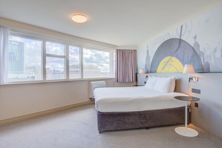 Room 33 of 122
