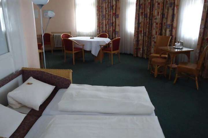 Room 11 of 103